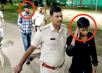 Jamshedpur crime : बर्मामाइंस में चापड़ के दिखाकर लूटने की कोशिश, दो चापड़ जब्त, दो हिरासत में, देखिए – video Jamshedpur crime : बर्मामाइंस में चापड़ के दिखाकर लूटने की कोशिश, दो चापड़ जब्त, दो हिरासत में, देखिए – video