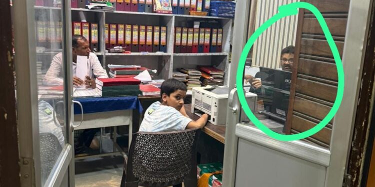 Jamshedpur dd bar case arresting : बिष्टुपुर के डीडी बार के मालिक भाजपा नेता नीरज सिंह को राजस्थान से ट्रांजिट रिमांड पर लाएगी जमशेदपुर पुलिस, मुख्य आरोपी बोदरा के करीब पुलिस Jamshedpur dd bar case arresting : बिष्टुपुर के डीडी बार के मालिक भाजपा नेता नीरज सिंह को राजस्थान से ट्रांजिट रिमांड पर लाएगी जमशेदपुर पुलिस, मुख्य आरोपी बोदरा के करीब पुलिस