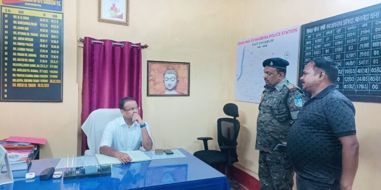 Jamshedpur ssp action : जमशेदपुर के एसएसपी अचानक बागबेड़ा थाना देर रात पहुंचे, अधिकारियों की लगी क्लास Jamshedpur ssp action : जमशेदपुर के एसएसपी अचानक बागबेड़ा थाना देर रात पहुंचे, अधिकारियों की लगी क्लास