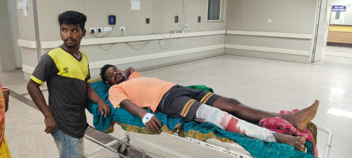 Saraikela accident : राजनगर में बाइक स्कूटी में टक्कर, दो घायल