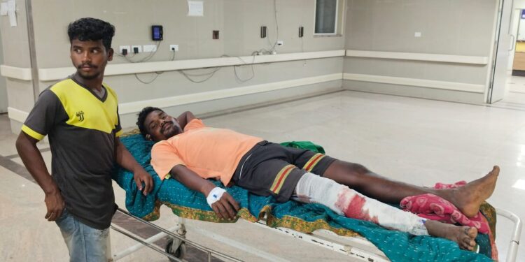 Saraikela accident : राजनगर में बाइक स्कूटी में टक्कर, दो घायल Saraikela accident : राजनगर में बाइक स्कूटी में टक्कर, दो घायल