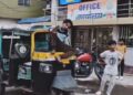 Jamshedpur accident unique protest : मानगो में ऑटो वाले पर पुलिस की कार्रवाई, विरोध में टूटा ऑटो लेकर मांगा लोगों से समर्थन, देखिये – video
