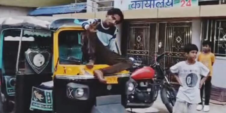 Jamshedpur accident unique protest : मानगो में ऑटो वाले पर पुलिस की कार्रवाई, विरोध में टूटा ऑटो लेकर मांगा लोगों से समर्थन, देखिये – video
