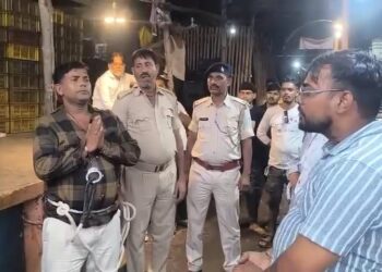 jamshedpur police quick action : साकची बाजार में गुंडागर्दी करने वाले की पुलिस ने निकाली गुंडई, कमर में रस्सी लगाकर बाजार लायी, मंगायी माफ़ी, देखिये – video jamshedpur police quick action : साकची बाजार में गुंडागर्दी करने वाले की पुलिस ने निकाली गुंडई, कमर में रस्सी लगाकर बाजार लायी, मंगायी माफ़ी, देखिये – video