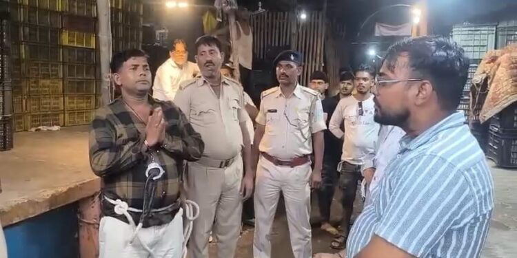 jamshedpur police quick action : साकची बाजार में गुंडागर्दी करने वाले की पुलिस ने निकाली गुंडई, कमर में रस्सी लगाकर बाजार लायी, मंगायी माफ़ी, देखिये – video jamshedpur police quick action : साकची बाजार में गुंडागर्दी करने वाले की पुलिस ने निकाली गुंडई, कमर में रस्सी लगाकर बाजार लायी, मंगायी माफ़ी, देखिये – video
