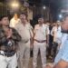 jamshedpur police quick action : साकची बाजार में गुंडागर्दी करने वाले की पुलिस ने निकाली गुंडई, कमर में रस्सी लगाकर बाजार लायी, मंगायी माफ़ी, देखिये – video jamshedpur police quick action : साकची बाजार में गुंडागर्दी करने वाले की पुलिस ने निकाली गुंडई, कमर में रस्सी लगाकर बाजार लायी, मंगायी माफ़ी, देखिये – video