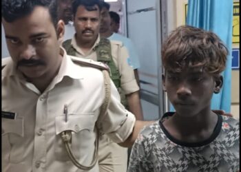 Jamshedpur chapad attack : जमशेदपुर में फिर चापड़बाजी, घोड़ाबांधा में चापड़ से हमला, आरोपी मौके से गिरफ्तार, देखिये – video