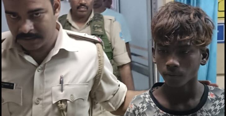 Jamshedpur chapad attack : जमशेदपुर में फिर चापड़बाजी, घोड़ाबांधा में चापड़ से हमला, आरोपी मौके से गिरफ्तार, देखिये – video Jamshedpur chapad attack : जमशेदपुर में फिर चापड़बाजी, घोड़ाबांधा में चापड़ से हमला, आरोपी मौके से गिरफ्तार, देखिये – video