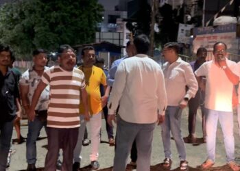 Jamshedpur road accident prone area : मानगो डिमना चौक बना हादसों का केंद्र, सरयू रॉय की टीम ने संभाला मोर्चा
