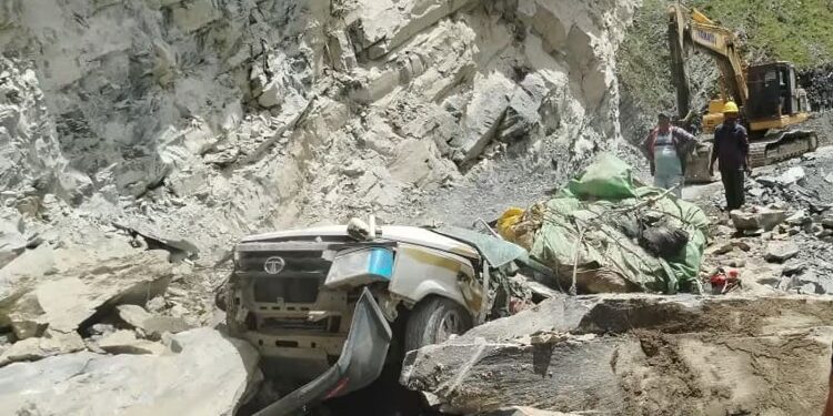 13 people feared dead in himachal accident : हिमाचल के लाहौल-स्पीति में टैक्सी पर गिरा पहाड़, 13 लोगों की मौत की आशंका, राहत एवं बचाव कार्य जारी 13 people feared dead in himachal accident : हिमाचल के लाहौल-स्पीति में टैक्सी पर गिरा पहाड़, 13 लोगों की मौत की आशंका, राहत एवं बचाव कार्य जारी
