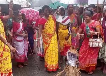 Jamshedpur rural villagers protest : ग्राम सभा की अनदेखी पर भड़के जादूगोड़ा पांच गांवों के आदिवासी, रंकिणी मंदिर के विकास में ग्रामसभा की अनदेखी का लगाया आरोप, ग्रामीणों ने विधायक संजीव सरदार का पुतला जलाकर किया विरोध,