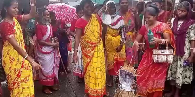 Jamshedpur rural villagers protest : ग्राम सभा की अनदेखी पर भड़के जादूगोड़ा पांच गांवों के आदिवासी, रंकिणी मंदिर के विकास में ग्रामसभा की अनदेखी का लगाया आरोप, ग्रामीणों ने विधायक संजीव सरदार का पुतला जलाकर किया विरोध, Jamshedpur rural villagers protest : ग्राम सभा की अनदेखी पर भड़के जादूगोड़ा पांच गांवों के आदिवासी, रंकिणी मंदिर के विकास में ग्रामसभा की अनदेखी का लगाया आरोप, ग्रामीणों ने विधायक संजीव सरदार का पुतला जलाकर किया विरोध,