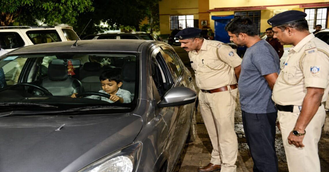 Jamshedpur incident – मानगो में 7 साल का बच्चा चला रहा था कार, लोगों की सतर्कता से टला बड़ा हादसा