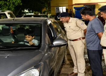 Jamshedpur incident – मानगो में 7 साल का बच्चा चला रहा था कार, लोगों की सतर्कता से टला बड़ा हादसा