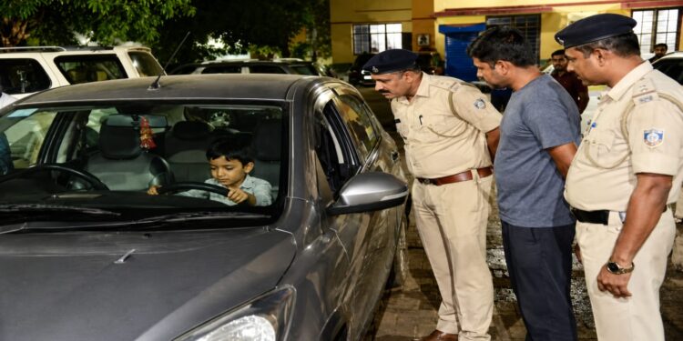 Jamshedpur incident – मानगो में 7 साल का बच्चा चला रहा था कार, लोगों की सतर्कता से टला बड़ा हादसा