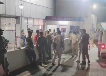 Jamshedpur bistupur dd bar murder case : बिष्टुपुर डीडी बार में कातिलाना हमला में मारे गए युवक हिमांशु का बिना परिजनों की मौजूदगी में कराया गया पोस्टमार्टम, मुख्य आरोपी पर 2 लाख का इनाम, शहर में हाई अलर्ट Jamshedpur bistupur dd bar murder case : बिष्टुपुर डीडी बार में कातिलाना हमला में मारे गए युवक हिमांशु का बिना परिजनों की मौजूदगी में कराया गया पोस्टमार्टम, मुख्य आरोपी पर 2 लाख का इनाम, शहर में हाई अलर्ट