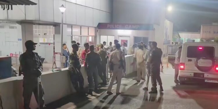 Jamshedpur bistupur dd bar murder case : बिष्टुपुर डीडी बार में कातिलाना हमला में मारे गए युवक हिमांशु का बिना परिजनों की मौजूदगी में कराया गया पोस्टमार्टम, मुख्य आरोपी पर 2 लाख का इनाम, शहर में हाई अलर्ट Jamshedpur bistupur dd bar murder case : बिष्टुपुर डीडी बार में कातिलाना हमला में मारे गए युवक हिमांशु का बिना परिजनों की मौजूदगी में कराया गया पोस्टमार्टम, मुख्य आरोपी पर 2 लाख का इनाम, शहर में हाई अलर्ट