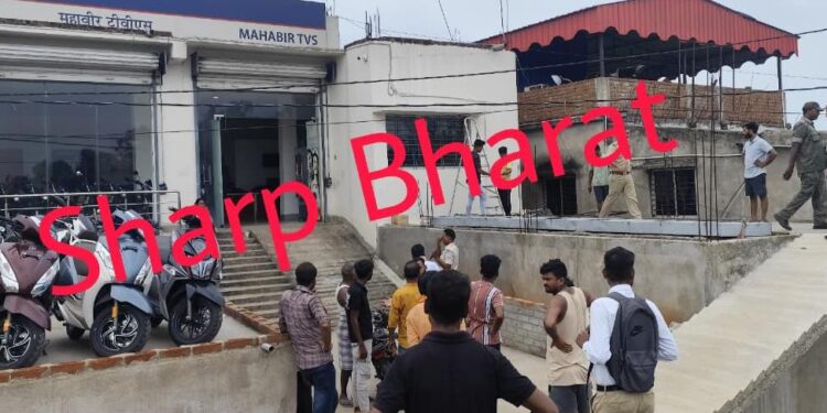Jamshedpur rural theft: गालूडीह में टीवीएस शोरूम में चोरी, चोरों ने शोरूम में लगे सीसीटीवी कैमरे को भी किया क्षतिग्रस्त, सुरक्षा व्यवस्था पर उठे सवाल