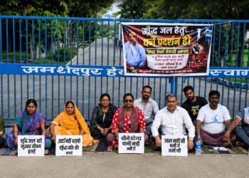 Saraikela labour suspicious death – सुधा डेयरी के कर्मचारी की संदिग्ध परिस्थितियों में मौत, मृतक के परिजनों ने कंपनी गेट जाम कर किया प्रदर्शन