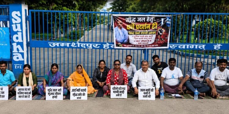 Saraikela labour suspicious death – सुधा डेयरी के कर्मचारी की संदिग्ध परिस्थितियों में मौत, मृतक के परिजनों ने कंपनी गेट जाम कर किया प्रदर्शन Saraikela labour suspicious death – सुधा डेयरी के कर्मचारी की संदिग्ध परिस्थितियों में मौत, मृतक के परिजनों ने कंपनी गेट जाम कर किया प्रदर्शन