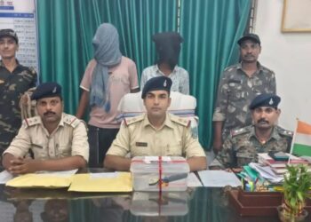 Saraikela police action – आरआईटी में सर्राफा कारोबारी पर चापड़ से हमला मामले में दो गिरफ्तार, रंगदारी नहीं देने पर दुकान में घुसकर चापड़ से किया था हमला Saraikela police action – आरआईटी में सर्राफा कारोबारी पर चापड़ से हमला मामले में दो गिरफ्तार, रंगदारी नहीं देने पर दुकान में घुसकर चापड़ से किया था हमला