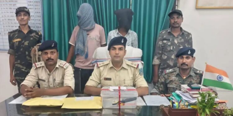 Saraikela police action – आरआईटी में सर्राफा कारोबारी पर चापड़ से हमला मामले में दो गिरफ्तार, रंगदारी नहीं देने पर दुकान में घुसकर चापड़ से किया था हमला Saraikela police action – आरआईटी में सर्राफा कारोबारी पर चापड़ से हमला मामले में दो गिरफ्तार, रंगदारी नहीं देने पर दुकान में घुसकर चापड़ से किया था हमला
