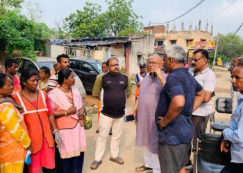 Jamshedpur mla saryu roy action : सफाईकर्मियों के ड्यूटी बांटने में गड़बड़ी को विधायक सरयू राय ने पकड़ा, सोनारी के कुंज नगर में 50 के स्थान पर 32 मजदूर ही मिले, मानगो और कदमा का भी दौरा करेंगे सरयू राय