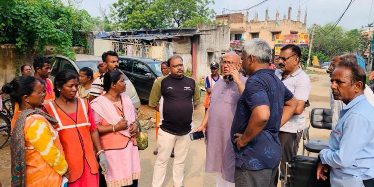 Jamshedpur mla saryu roy action : सफाईकर्मियों के ड्यूटी बांटने में गड़बड़ी को विधायक सरयू राय ने पकड़ा, सोनारी के कुंज नगर में 50 के स्थान पर 32 मजदूर ही मिले, मानगो और कदमा का भी दौरा करेंगे सरयू राय Jamshedpur mla saryu roy action : सफाईकर्मियों के ड्यूटी बांटने में गड़बड़ी को विधायक सरयू राय ने पकड़ा, सोनारी के कुंज नगर में 50 के स्थान पर 32 मजदूर ही मिले, मानगो और कदमा का भी दौरा करेंगे सरयू राय