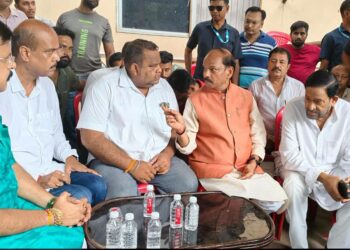Jamshedpur bistupur dd bar issue : बिष्टुपुर के डीडी बार हत्या के मामले में सरकार ने नौकरी का दिया लिखित आश्वासन, होगा हिमांशु का अंतिम संस्कार, दिन भर होता रहा हंगामा Jamshedpur bistupur dd bar issue : बिष्टुपुर के डीडी बार हत्या के मामले में सरकार ने नौकरी का दिया लिखित आश्वासन, होगा हिमांशु का अंतिम संस्कार, दिन भर होता रहा हंगामा