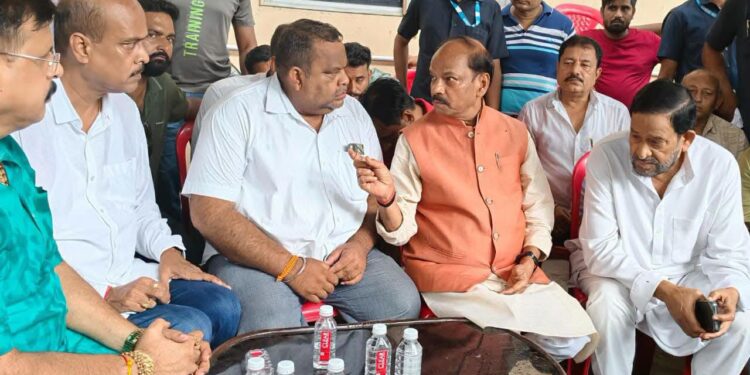 Jamshedpur bistupur dd bar issue : बिष्टुपुर के डीडी बार हत्या के मामले में सरकार ने नौकरी का दिया लिखित आश्वासन, होगा हिमांशु का अंतिम संस्कार, दिन भर होता रहा हंगामा Jamshedpur bistupur dd bar issue : बिष्टुपुर के डीडी बार हत्या के मामले में सरकार ने नौकरी का दिया लिखित आश्वासन, होगा हिमांशु का अंतिम संस्कार, दिन भर होता रहा हंगामा