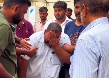 Jamshedpur bistupur dd bar murder : बिष्टुपुर डीडी बार हत्याकांड में मृतक हिमांशु की दो दिनों बाद निकली अंतिम यात्रा, लोगों में दिखा गम और गुस्सा, पिता और पत्नी के चित्कार से सभी की आंखे हुई नम, देखिये – video Jamshedpur bistupur dd bar murder : बिष्टुपुर डीडी बार हत्याकांड में मृतक हिमांशु की दो दिनों बाद निकली अंतिम यात्रा, लोगों में दिखा गम और गुस्सा, पिता और पत्नी के चित्कार से सभी की आंखे हुई नम, देखिये – video
