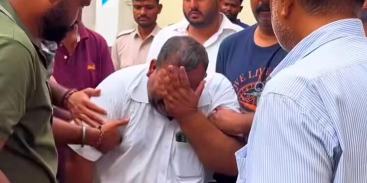 Jamshedpur bistupur dd bar murder : बिष्टुपुर डीडी बार हत्याकांड में मृतक हिमांशु की दो दिनों बाद निकली अंतिम यात्रा, लोगों में दिखा गम और गुस्सा, पिता और पत्नी के चित्कार से सभी की आंखे हुई नम, देखिये – video
