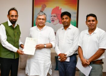 Jamshedpur mp initiative : जमशेदपुर के सांसद बिद्युत बरण महतो ने केंद्रीय रेल मंत्री से की मुलाकात, कई सारी ट्रेन और सुविधाओं की होगी शुरुआत