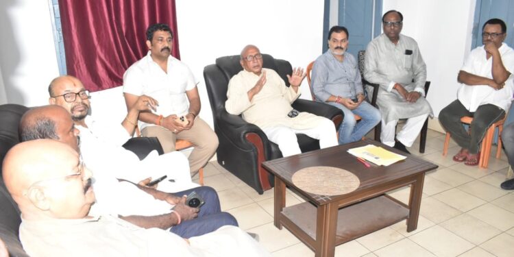 Jamshedpur mla saryu roy : जमशेदपुर शहर की ध्वस्त कानून व्यवस्था के खिलाफ आगे आए सरयू राय, 2 जुलाई को मशाल जुलूस, 3 जुलाई को जमशेदपुर बंद का आह्वान, 5 माह में चापड़बाजी की 1300 घटनाएं सभ्य समाज के मुंह पर तमाचा Jamshedpur mla saryu roy : जमशेदपुर शहर की ध्वस्त कानून व्यवस्था के खिलाफ आगे आए सरयू राय, 2 जुलाई को मशाल जुलूस, 3 जुलाई को जमशेदपुर बंद का आह्वान, 5 माह में चापड़बाजी की 1300 घटनाएं सभ्य समाज के मुंह पर तमाचा