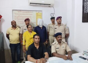 Tatanagar rail police big investigation : टाटानगर रेल पुलिस ने ब्लाइंड मर्डर मिस्ट्री का किया खुलासा, 20 साल के प्रेमी ने की थी 27 साल की तलाकशुदा महिला की हत्या, मोबाइल के चार्जर से दबा दिया था गला, जाने एक यूपीआइ पेमेंट से कैसे पकड़ाया हत्यारा प्रेमी Tatanagar rail police big investigation : टाटानगर रेल पुलिस ने ब्लाइंड मर्डर मिस्ट्री का किया खुलासा, 20 साल के प्रेमी ने की थी 27 साल की तलाकशुदा महिला की हत्या, मोबाइल के चार्जर से दबा दिया था गला, जाने एक यूपीआइ पेमेंट से कैसे पकड़ाया हत्यारा प्रेमी