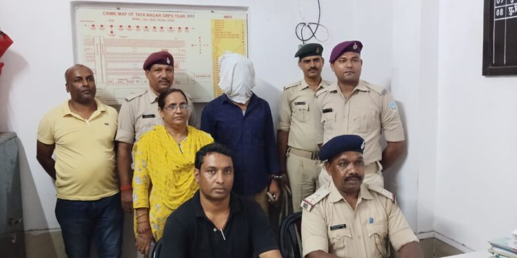 Tatanagar rail police big investigation : टाटानगर रेल पुलिस ने ब्लाइंड मर्डर मिस्ट्री का किया खुलासा, 20 साल के प्रेमी ने की थी 27 साल की तलाकशुदा महिला की हत्या, मोबाइल के चार्जर से दबा दिया था गला, जाने एक यूपीआइ पेमेंट से कैसे पकड़ाया हत्यारा प्रेमी