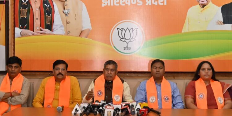 Jharkhand bjp support neeraj singh : भाजपा प्रदेश अध्यक्ष ने राज्य सरकार और पुलिस पर जमशेदपुर मामले को डायवर्ट करने का लगाया आरोप, अपराधियों के साथ दोषी पुलिसकर्मियों पर भी दर्ज हो मुकदमा, केस से नीरज सिंह का नाम हटाने की मांग Jharkhand bjp support neeraj singh : भाजपा प्रदेश अध्यक्ष ने राज्य सरकार और पुलिस पर जमशेदपुर मामले को डायवर्ट करने का लगाया आरोप, अपराधियों के साथ दोषी पुलिसकर्मियों पर भी दर्ज हो मुकदमा, केस से नीरज सिंह का नाम हटाने की मांग