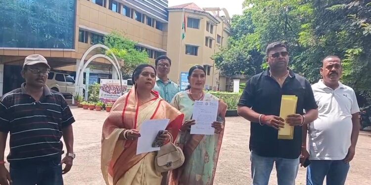Jamshedpur public issue – करनडीह फाटक के पास नाली बंद होने से हजारों परिवार परेशान, जिला परिषद सदस्य ने उपायुक्त से की तत्काल कार्रवाई की मांग Jamshedpur public issue – करनडीह फाटक के पास नाली बंद होने से हजारों परिवार परेशान, जिला परिषद सदस्य ने उपायुक्त से की तत्काल कार्रवाई की मांग