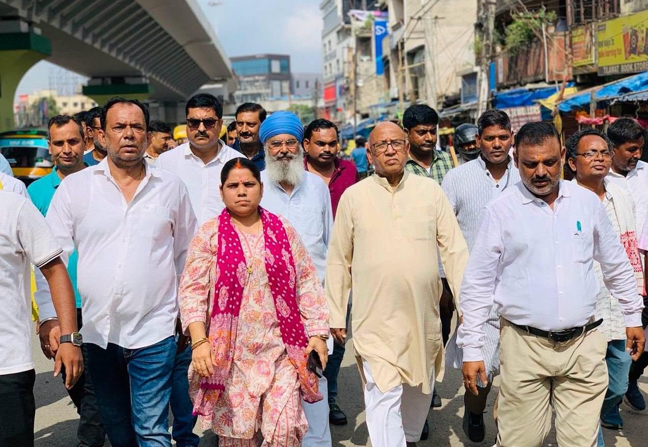 Jamshedpur mla saryu roy during band : विधायक सरयू राय जमशेदपुर बंद कराने दल बल के साथ निकले, सोनारी, बिष्टुपुर, कदमा, मानगो, साकची में स्वतःस्फूर्त Jamshedpur mla saryu roy during band : विधायक सरयू राय जमशेदपुर बंद कराने दल बल के साथ निकले, सोनारी, बिष्टुपुर, कदमा, मानगो, साकची में स्वतःस्फूर्त
