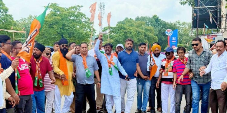 Jamshedpur golmuri bjp : भाजपा के आह्वान पर गोलमुरी, टिनप्लेट क्षेत्र में बंद को मिला व्यापक जनसमर्थन, बंद कराने निकले बंद समर्थक Jamshedpur golmuri bjp : भाजपा के आह्वान पर गोलमुरी, टिनप्लेट क्षेत्र में बंद को मिला व्यापक जनसमर्थन, बंद कराने निकले बंद समर्थक