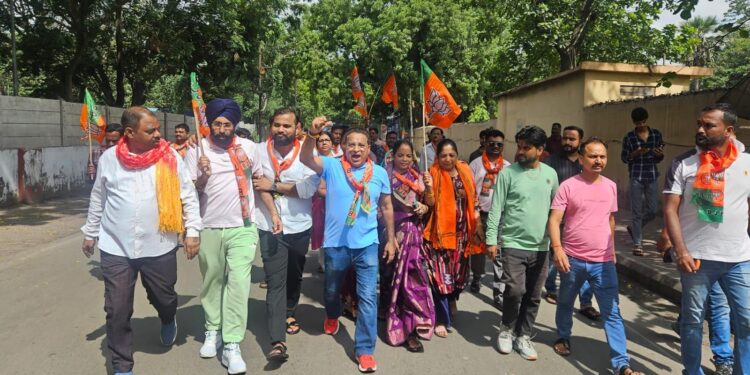 Jamshedpur bjp band : हिमांशु सिंह हत्याकांड एवं बिगड़ती विधि-व्यवस्था के विरोध में ऐतिहासिक रहा भाजपा का जमशेदपुर बंद, कुलवंत सिंह बंटी भी निकले दल बल के साथ Jamshedpur bjp band : हिमांशु सिंह हत्याकांड एवं बिगड़ती विधि-व्यवस्था के विरोध में ऐतिहासिक रहा भाजपा का जमशेदपुर बंद, कुलवंत सिंह बंटी भी निकले दल बल के साथ