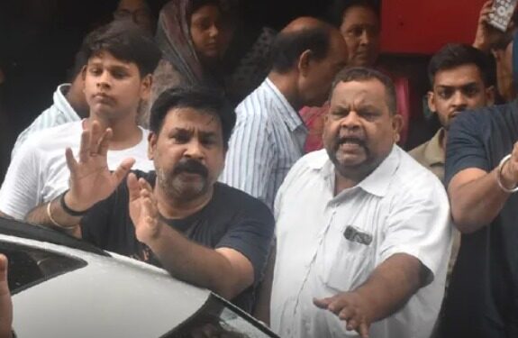 Jamshedpur bistupur dd bar murder case : बिष्टुपुर डीडी बार के सामने मारे गये हिमांशु सिंह के पिता पहुंचे टीएमएच, मेडिकल जीएम डॉ विनिता सिंह से पूछा, जब एक दवा लेने के लिए पांच पांच साइन परिवार का कराया जाता है तो उनके बेटे की लाश बिना उनकी रजामंदी के पुलिस को कैसे सौंप दी, अब लड़ेंगे कानूनी लड़ाई Jamshedpur bistupur dd bar murder case : बिष्टुपुर डीडी बार के सामने मारे गये हिमांशु सिंह के पिता पहुंचे टीएमएच, मेडिकल जीएम डॉ विनिता सिंह से पूछा, जब एक दवा लेने के लिए पांच पांच साइन परिवार का कराया जाता है तो उनके बेटे की लाश बिना उनकी रजामंदी के पुलिस को कैसे सौंप दी, अब लड़ेंगे कानूनी लड़ाई