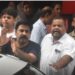 Jamshedpur bistupur dd bar murder case : बिष्टुपुर डीडी बार के सामने मारे गये हिमांशु सिंह के पिता पहुंचे टीएमएच, मेडिकल जीएम डॉ विनिता सिंह से पूछा, जब एक दवा लेने के लिए पांच पांच साइन परिवार का कराया जाता है तो उनके बेटे की लाश बिना उनकी रजामंदी के पुलिस को कैसे सौंप दी, अब लड़ेंगे कानूनी लड़ाई Jamshedpur bistupur dd bar murder case : बिष्टुपुर डीडी बार के सामने मारे गये हिमांशु सिंह के पिता पहुंचे टीएमएच, मेडिकल जीएम डॉ विनिता सिंह से पूछा, जब एक दवा लेने के लिए पांच पांच साइन परिवार का कराया जाता है तो उनके बेटे की लाश बिना उनकी रजामंदी के पुलिस को कैसे सौंप दी, अब लड़ेंगे कानूनी लड़ाई