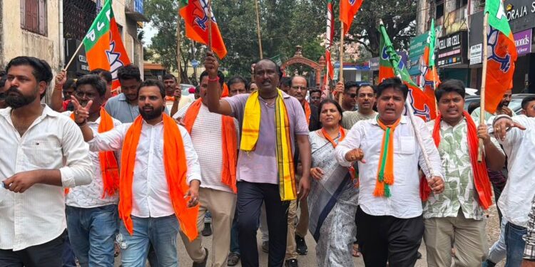 Jamshedpur bistupur bjp : भाजपा के बिष्टुपुर मंडल ने कराया बिष्टुपुर में बंद, जताया कारोबारियों और लोगों का आभार Jamshedpur bistupur bjp : भाजपा के बिष्टुपुर मंडल ने कराया बिष्टुपुर में बंद, जताया कारोबारियों और लोगों का आभार