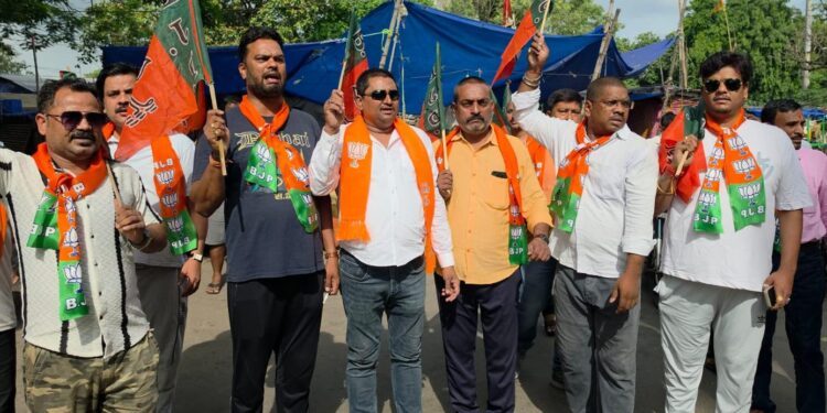 Jamshedpur kadma bjp : भाजपा के कदमा मंडल अध्यक्ष उपेंद्र गिरी के नेतृत्व में जमशेदपुर बंद को मिला अभूतपूर्व समर्थन, लोगों ने किया बंद Jamshedpur kadma bjp : भाजपा के कदमा मंडल अध्यक्ष उपेंद्र गिरी के नेतृत्व में जमशेदपुर बंद को मिला अभूतपूर्व समर्थन, लोगों ने किया बंद