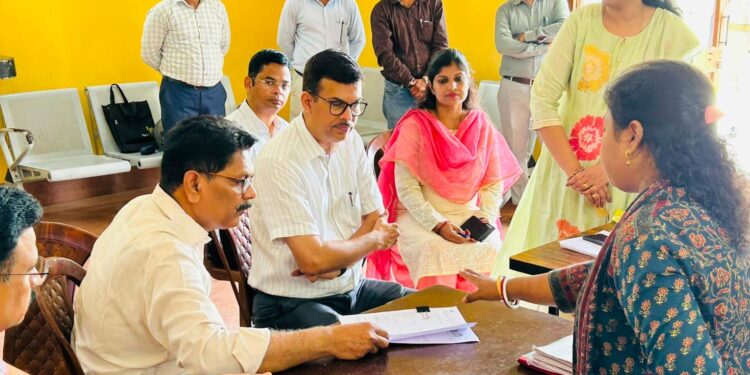 Jamshedpur visit of kolhan commissioner : कोल्हान के आयुक्त ने की मतदाता सूची विशेष गहन पुनरीक्षण के कार्यों का निरीक्षण, उपायुक्त रहे साथ, कई मतदान केंद्रो का लिया जायजा Jamshedpur visit of kolhan commissioner : कोल्हान के आयुक्त ने की मतदाता सूची विशेष गहन पुनरीक्षण के कार्यों का निरीक्षण, उपायुक्त रहे साथ, कई मतदान केंद्रो का लिया जायजा