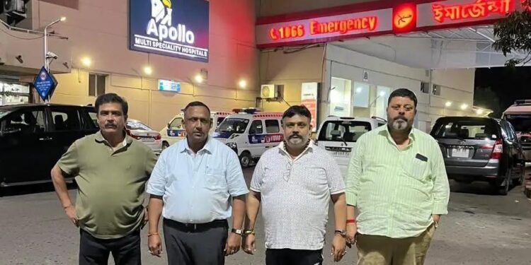 Jamshedpur bistupur dd bar case : बिष्टपुर डीडी बार के बाहर हुई चापड़बाजी में घायल प्रत्युष को देखने पहुंचे पूर्व मंत्री बन्ना गुप्ता, बड़े पिता और परिवार हुआ भावुक