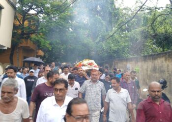 Tata workers union president wife funeral : टाटा वर्कर्स यूनियन के अध्यक्ष टुन्नू चौधरी की पत्नी का पार्थिव शरीर पंचतत्व में विलीन, टाटा स्टील के एमडी समेत समाज के हर वर्ग ने दी श्रद्धांजलि Tata workers union president wife funeral : टाटा वर्कर्स यूनियन के अध्यक्ष टुन्नू चौधरी की पत्नी का पार्थिव शरीर पंचतत्व में विलीन, टाटा स्टील के एमडी समेत समाज के हर वर्ग ने दी श्रद्धांजलि