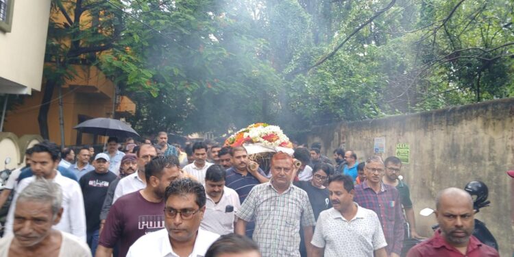 Tata workers union president wife funeral : टाटा वर्कर्स यूनियन के अध्यक्ष टुन्नू चौधरी की पत्नी का पार्थिव शरीर पंचतत्व में विलीन, टाटा स्टील के एमडी समेत समाज के हर वर्ग ने दी श्रद्धांजलि Tata workers union president wife funeral : टाटा वर्कर्स यूनियन के अध्यक्ष टुन्नू चौधरी की पत्नी का पार्थिव शरीर पंचतत्व में विलीन, टाटा स्टील के एमडी समेत समाज के हर वर्ग ने दी श्रद्धांजलि