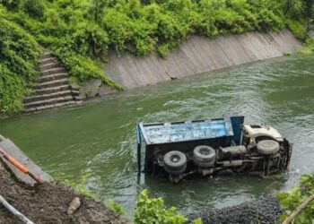 Saraikela chandil accident – चांडिल में अनियंत्रित कोयला लदा हाइवा कैनाल में गिरा, चालक घायल
